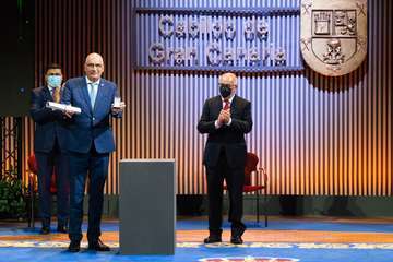 El Cabildo entrega sus honores y distinciones a 19 personas y entidades por su labor en favor de la sociedad grancanaria/TA.